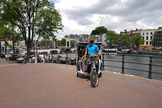 1,5 hours Amsterdam Rickshaw Tour - Nieuwmarkt and the old city gate