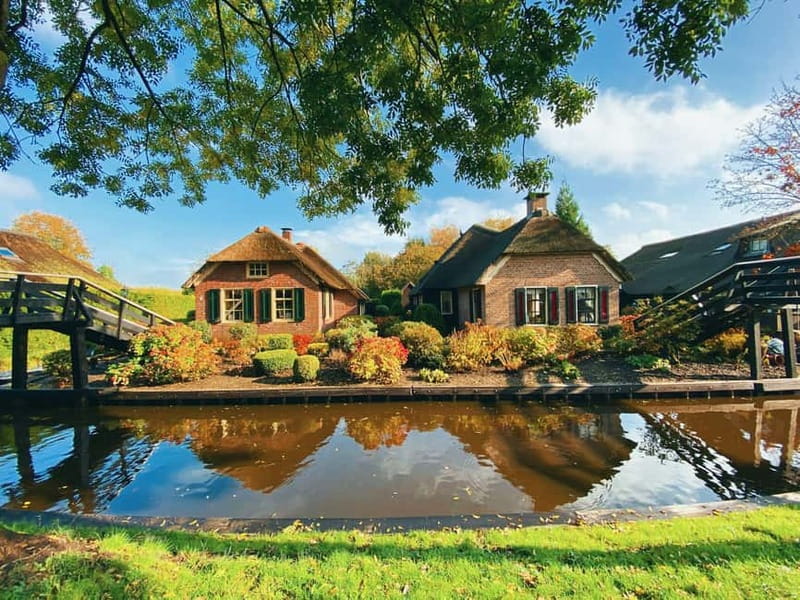1 Hour Private open boat tour with local captain - The first stretch through Giethoorn’s canals