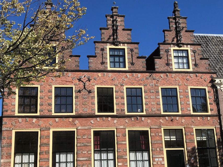 Alkmaar: Small Group City Walking Tour <em>English</em> – Key points at a glance’ /></p>
<ul>
<li><strong>A compact two-hour route:</strong> Walk 3 to 4 km through Alkmaar’s medieval center, canals, historic streets, and old walls.</li>
<li><strong>The 1573 Spanish defeat:</strong> Learn how Alkmaar’s townspeople resisted Spanish forces through determination and local strength.</li>
<li><strong>Major monuments included:</strong> See the Grote Sint Laurenskerk, Stadhuis, Waag, and Molen van Piet.</li>
<li><strong>A small, personal group:</strong> The tour is limited to 10 people, with time for questions and conversation.</li>
<li><strong>A local story with an outsider’s view:</strong> The English-speaking Canadian guide explains Dutch customs and daily life from a foreigner’s perspective.</li>
<li><strong>Easy access from Amsterdam:</strong> Alkmaar is about 35 minutes by direct train from Amsterdam, followed by a 10-minute walk to the center.</li>
</ul>
<h2>Why Alkmaar works so well for a walking tour</h2>
<p><img width="640" height="640" decoding="async" src=