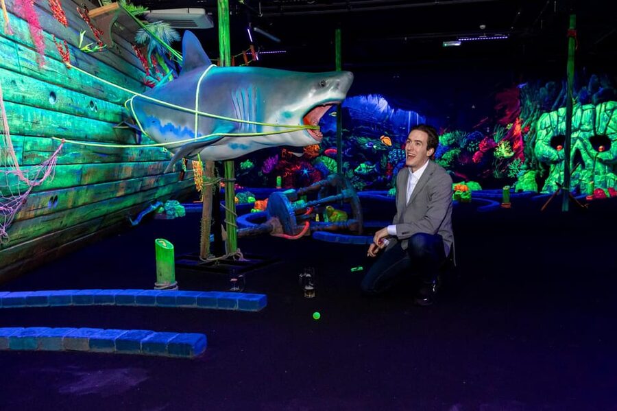 Aloha Amsterdam: 12-Hole Glow-in-the-Dark Mini-Golf - Who should book this experience