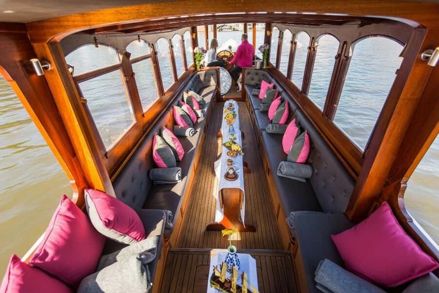 Amsterdam:1.5-Hour Canal Cruise local Guide, Drinks & Snacks - Who should book this cruise?