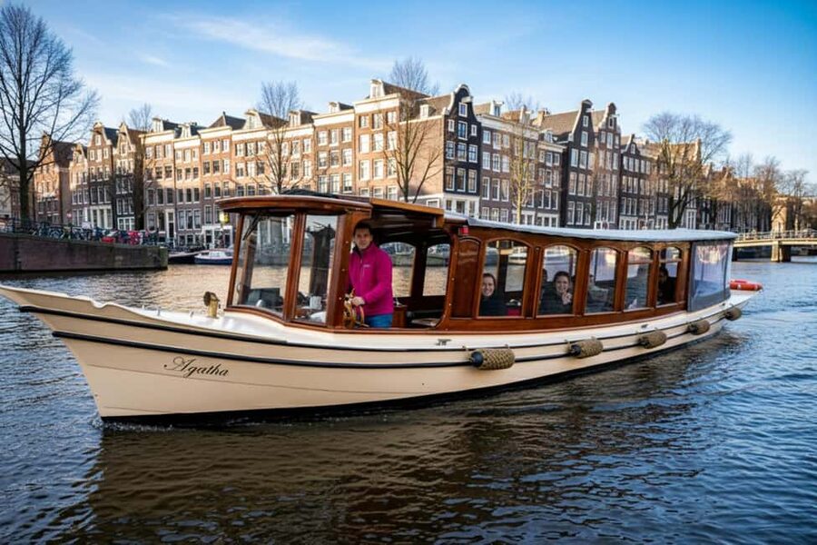 Amsterdam:1.5-Hour Canal Cruise local Guide, Drinks & Snacks - Reading the route from the Maritime Museum to the old center