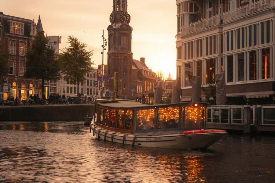 Amsterdam:1.5-Hour Canal Cruise local Guide, Drinks & Snacks - What the guides add to the ride