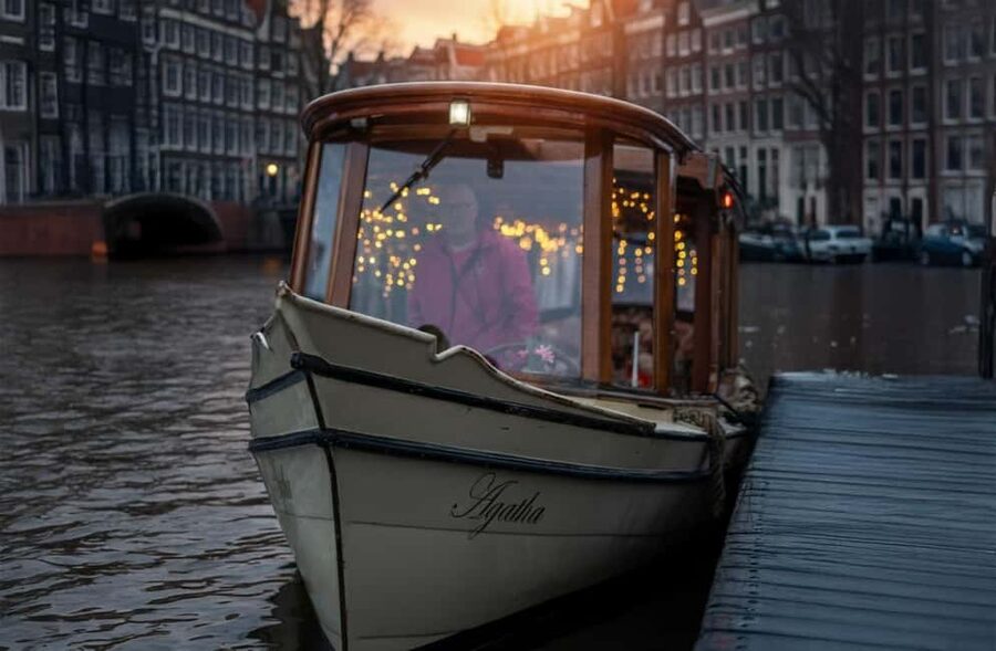 Amsterdam:1.5-Hour Canal Cruise local Guide, Drinks & Snacks - Weather, comfort, and the open-boat tradeoff