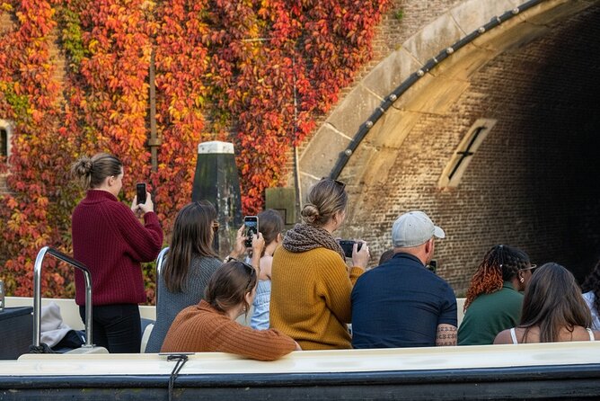 Amsterdam 1-Hour Canal Cruise With Live Guide - Rijksmuseum, Museumplein, and the Spiegelkwartier