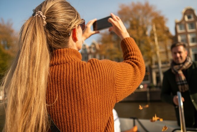 Amsterdam 1-Hour Canal Cruise With Live Guide - Comfort, Weather, and What to Bring