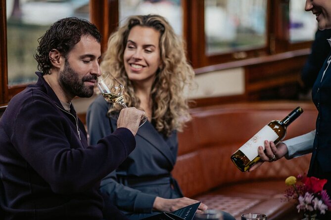 Amsterdam: 2-Hour Canal Cruise incl. Drinks & Dutch Snacks - The guiding style and group atmosphere