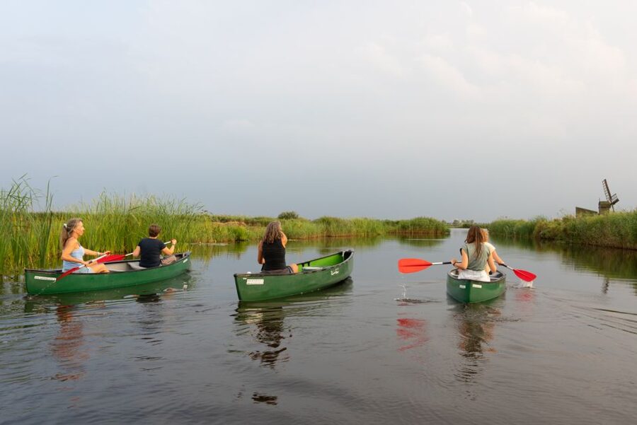 Amsterdam: 2-Hour Guided Canoe Trip - Reaching the blue house in Watergang