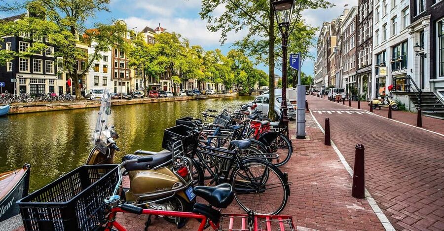 Amsterdam: 3-Hour Private Bike Tour of the City Center - Jordaan streets and a more local pace