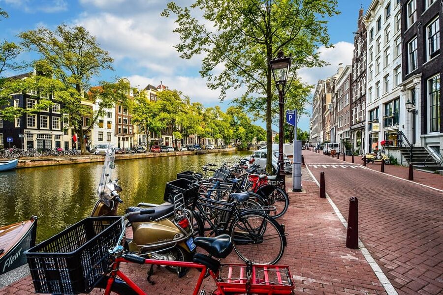 Amsterdam: 3-Hour Private Bike Tour of the City Center - Heineken Brewery and the busier center