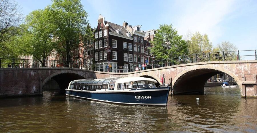 Amsterdam: 75 Minute City Canal Cruise with Audio Guide - Timing, crowds, and comfort