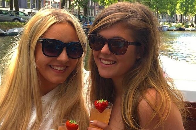 Amsterdam 90-min Private Canal Cruise with Live Guide and Drinks - Seven Bridges on Reguliersgracht