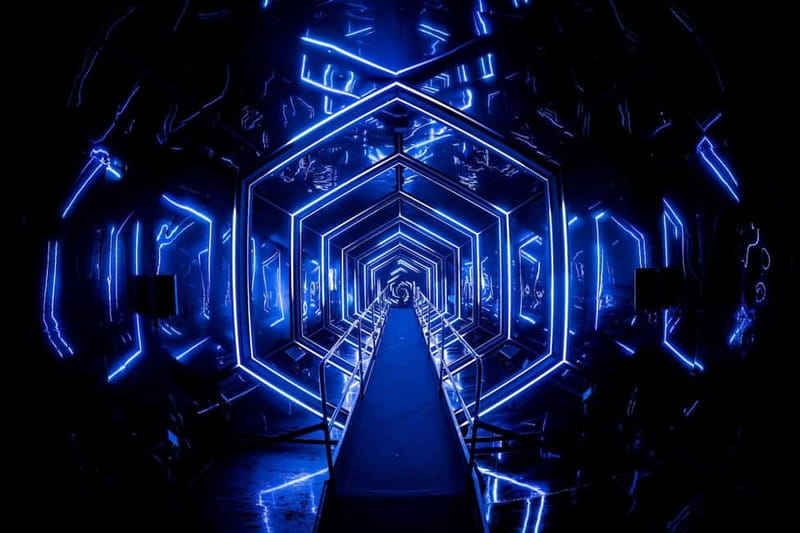 Amsterdam: AMAZE Immersive Audiovisual Experience Ticket - Lockers, groups, and the first rooms