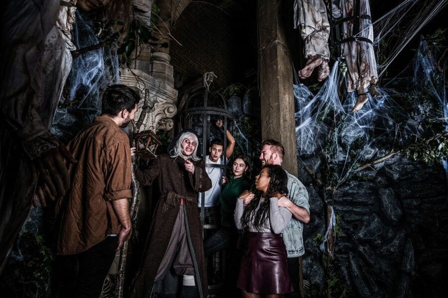 Amsterdam: Amsterdam Dungeon Entrance Ticket - Why the live actors matter