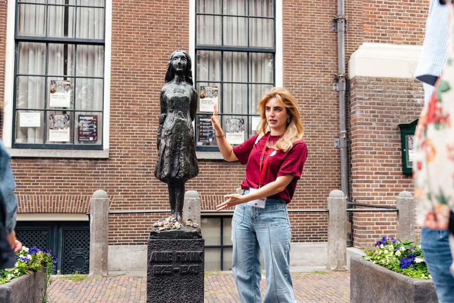 Amsterdam: Anne Frank Walking Tour - Guided in EN/DE/IT/ES - Auschwitz Monument: grief in a public space
