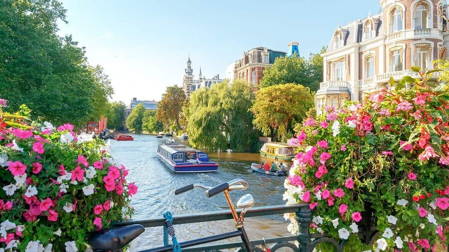 Amsterdam Audioguide - TravelMate app for your smartphone - Heineken Experience and local flavor