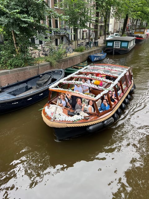 Amsterdam: Boat Tour with Optional Unlimited Drinks - Starting near the Red Light District
