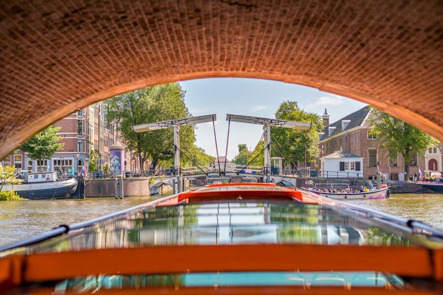 Amsterdam: Body Worlds Exhibition and Canal Cruise - The location makes this an easy central Amsterdam pairing