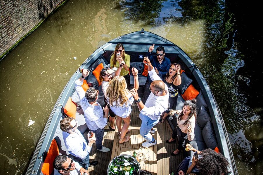 Amsterdam: Canal Belt Private Beer Boat Tour - My call: book it for the group, skip it for the bargain hunter