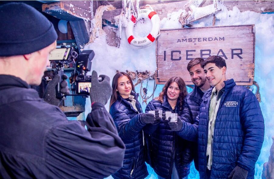 Amsterdam: Canal Cruise and Entrance to Xtracold Icebar - Audio commentary in 19 languages