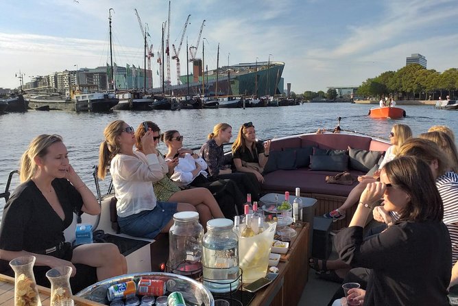 Amsterdam canal cruise in open boat – Guided tour - Why an hour on Amsterdam’s canals is time well spent