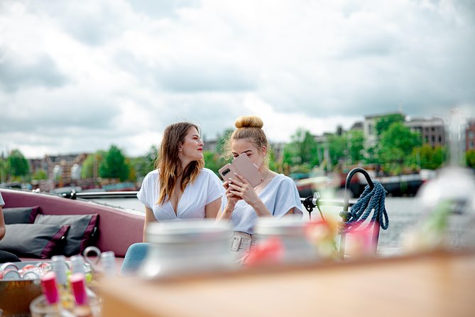 Amsterdam canal cruise in open boat – Guided tour - Drinks, atmosphere, and the right expectations