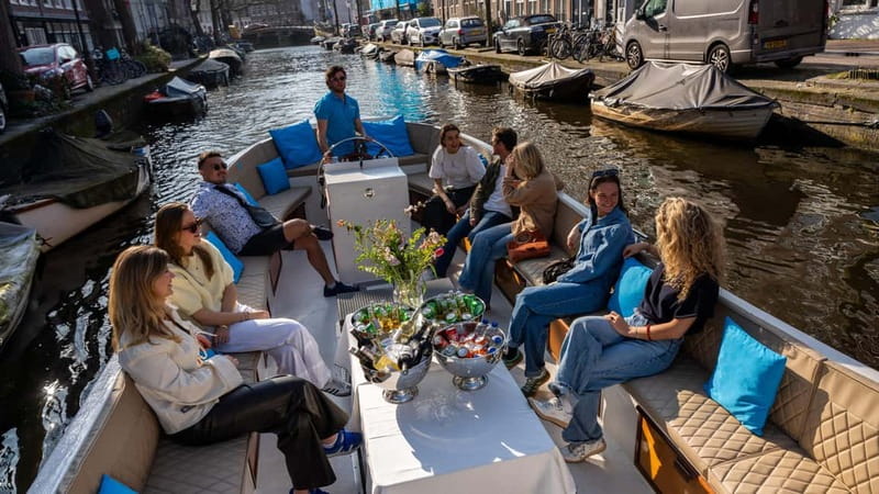 Amsterdam: Canal Cruise in Open Boat with Drink Option - Herengracht and the canal-house details