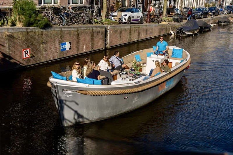 Amsterdam: Canal Cruise in Open Boat with Drink Option - The guides make the difference
