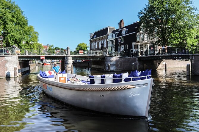 Amsterdam Canal Cruise in Open Boat with Unlimited Drinks Option - What the drinks upgrade is really worth