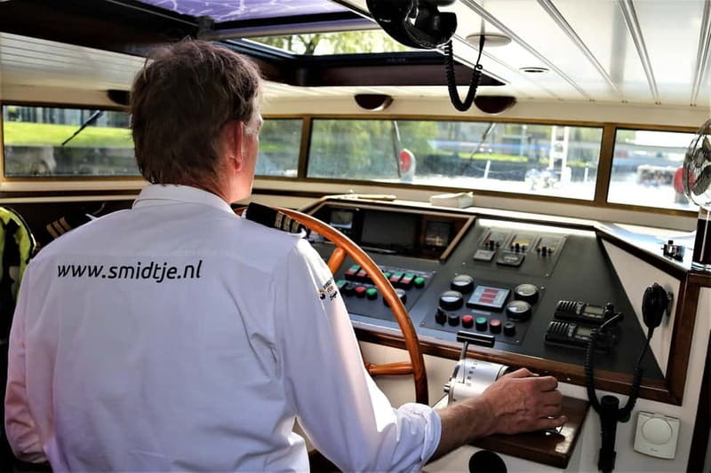 Amsterdam canal cruise with culinary burger or cheese & wine - De Negen Straatjes and the Herengracht