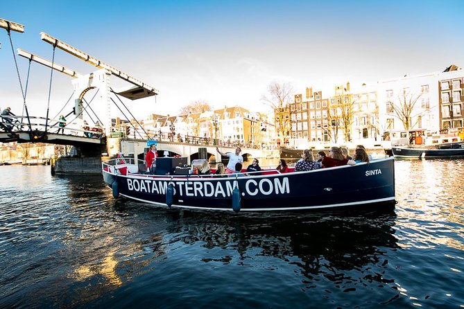 Amsterdam Canal Cruise With Live Guide and Unlimited Drinks - What the guides add to the ride