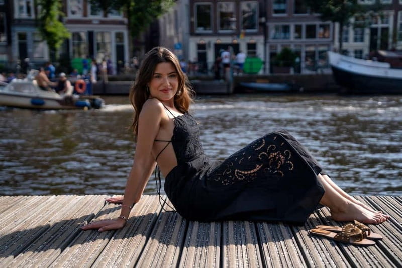 Amsterdam Canals Photoshoot: Private Solo, Family or Couples - Meeting Juliette beside the Damrak