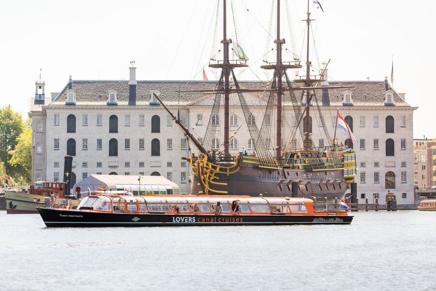 Amsterdam: City Centre Canal Cruise - The audio guide and the captain’s extra touch