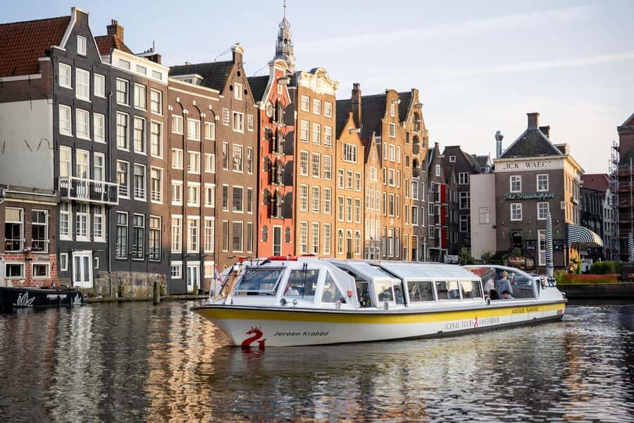 Amsterdam: City Centre Canal Cruise & Free Flower Cocktail - From Centraal Station to Brouwersgracht