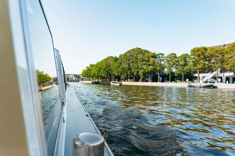 Amsterdam: City Centre Canal Cruise & Free Flower Cocktail - How the audio guide affects the ride