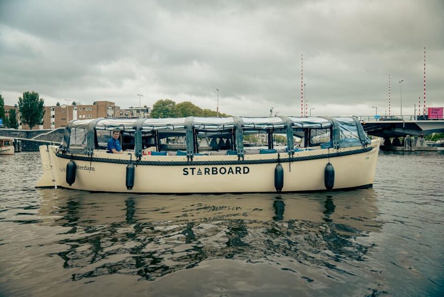 Amsterdam: Covered Canal Booze Cruise with Unlimited Drinks - What the guides add to the ride