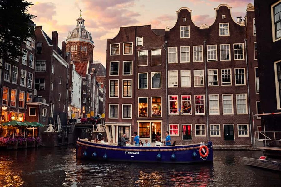 Amsterdam: Cozy Evening Canal Cruise With Open Bar Option - What this Amsterdam canal cruise feels like