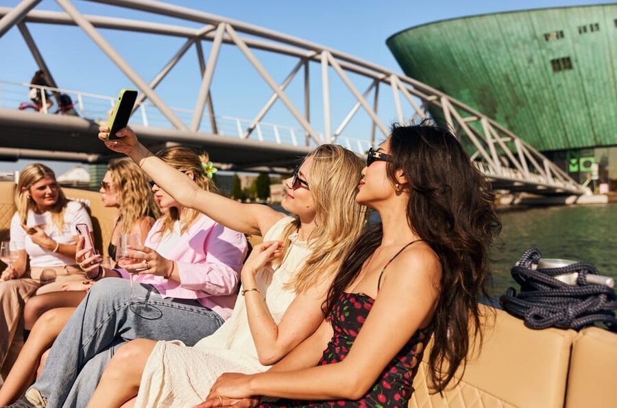 Amsterdam: Cozy Evening Canal Cruise With Open Bar Option - Meeting near Dam Square at Oudezijds Voorburgwal 230