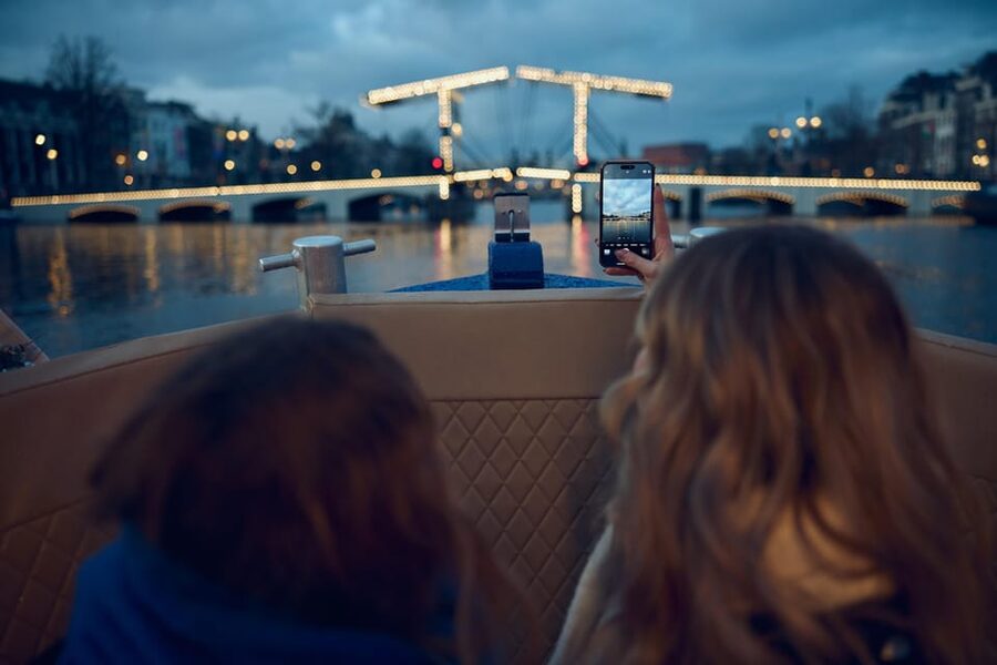 Amsterdam: Cozy Evening Canal Cruise With Open Bar Option - Seven Bridges and the Magere Brug
