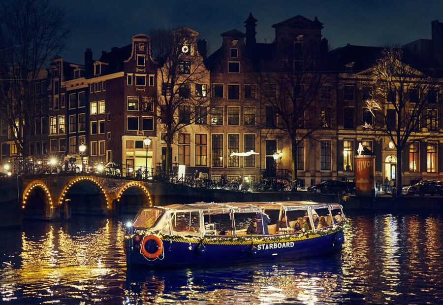 Amsterdam: Cozy Evening Canal Cruise With Open Bar Option - Choosing the unlimited-drinks option