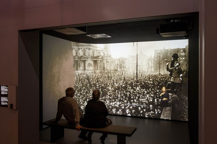 Amsterdam: Dutch WWII Resistance Museum Entry Ticket - How the handheld audio guide works