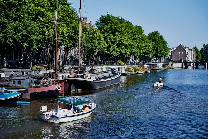 Amsterdam Essence in German: 90-minute waterway trip - Who gets the best value from this cruise