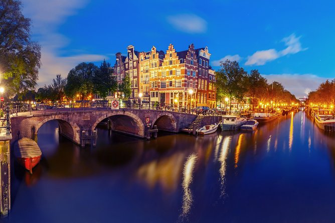 Amsterdam Evening Canal Cruise with Live Guide and Onboard Bar - Who should book this cruise?