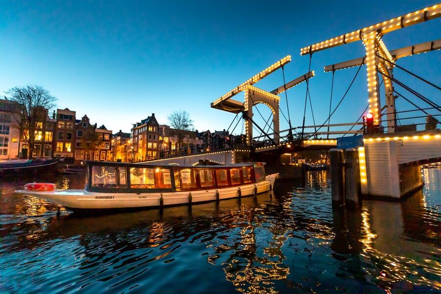 Amsterdam: Evening Canal Cruise with (Open) Bar on Board - Why an evening cruise suits Amsterdam so well