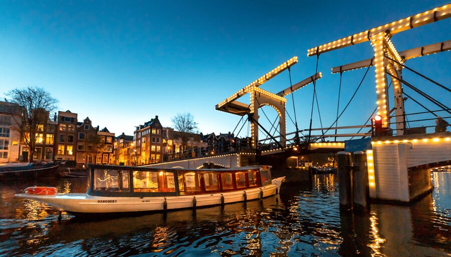 Amsterdam: Evening Canal Cruise with (Open) Bar on Board - The boats: open-air views or a covered salon