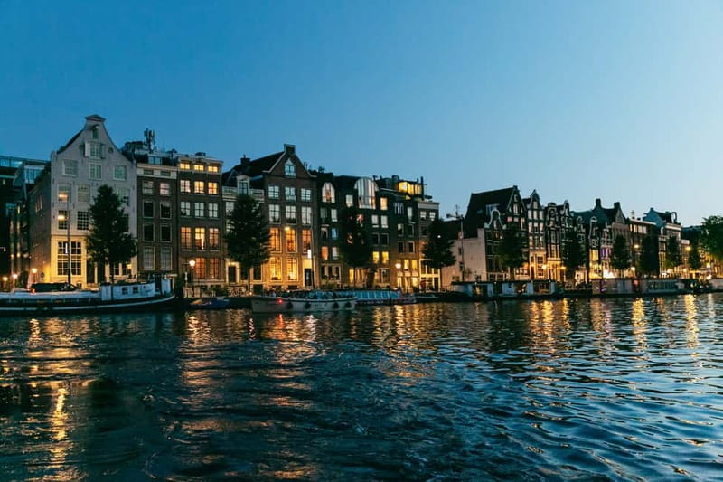 Amsterdam: Evening Cruise with Optional Wine and Snacks - Why Amsterdam looks best from the canals at night