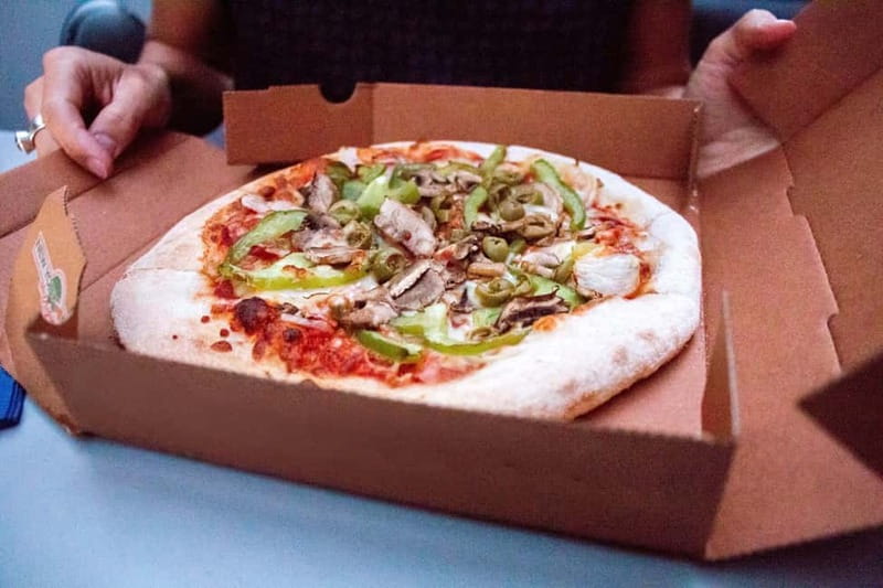 Amsterdam: Evening Pizza Cruise Along the Canals - A warm boat, a full pizza, and Amsterdam after dark