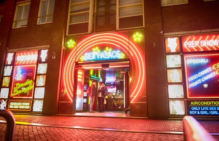 Amsterdam: Exclusive Red Light District Tour and Drink - Warmoesstraat and the narrow streets