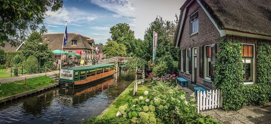 Amsterdam: Explore Giethoorn in a Private Tour with Driver - A Look at Giethoornsche Lake