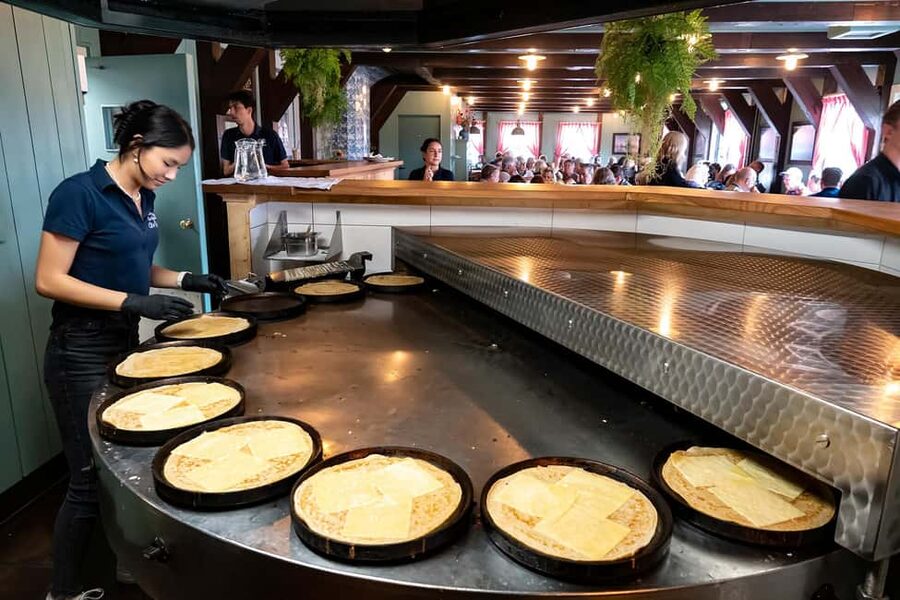 Amsterdam: Explore Zaanse Schans: Half-Day Luxury Coach Trip - Watching traditional Dutch clogs take shape